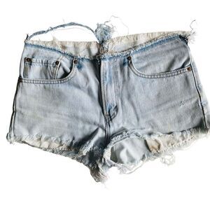 LEVI’S | high rise distressed light denim cut off jean shorts 28